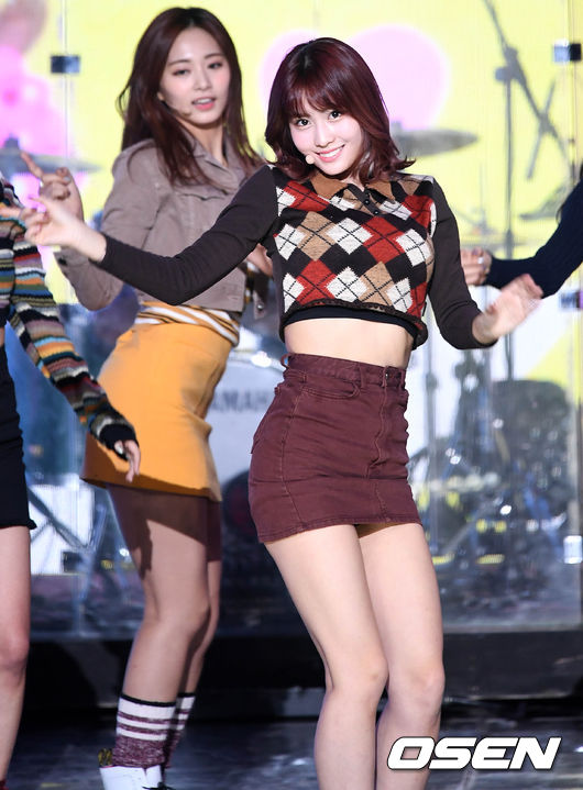 二月第三名 TWICE MOMO
不過要說2月最讓人意外的前三名,絕對是TWICE的MOMO,因為MOMO目前主要以團體代言為主,也不在發片期,能夠奪下個人品牌第三名,也不難看出她在韓國網友間的高人氣