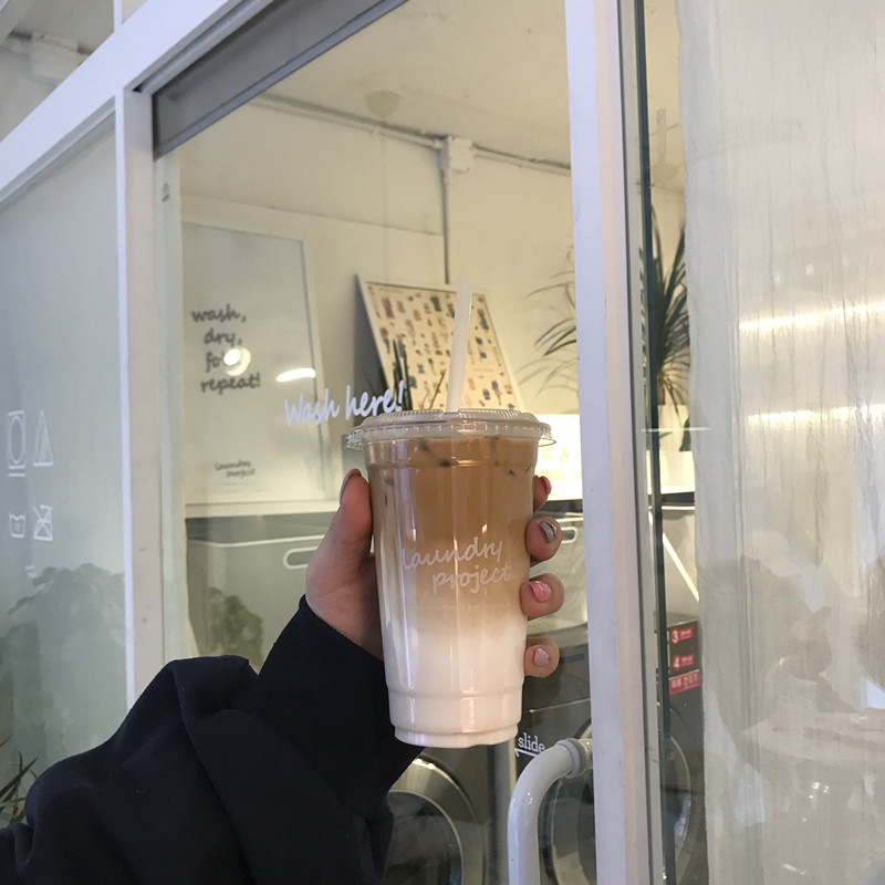 我們選了洗衣房外面的位置,只拍飲料也覺得心情很好哈哈哈,啊,還有他們家的拿鐵真的很好喝,比起咖啡的苦澀味道,牛奶的甜味更多!正好是小編喜歡的拿鐵~