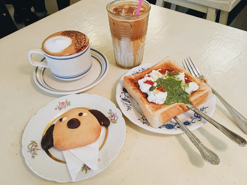 小編點了一杯冷跟熱的拿鐵, 以及厭世狗狗餅乾加上青醬鮮奶油烤麵包, 一開始覺得這個烤麵包看起來很奇妙(綠綠的還以為是抹茶),結果居然是青醬!!!!!超好吃的~~~大推薦!!