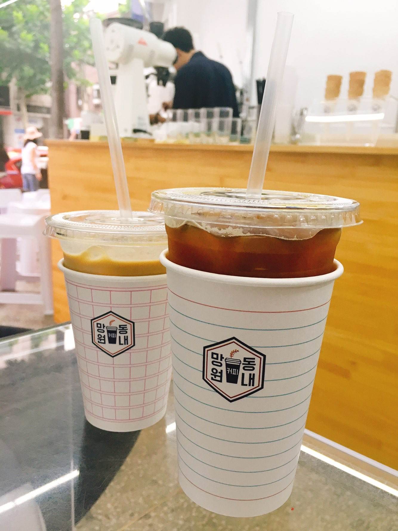 4.冷飲也用杯套以及喜歡用兩個紙杯:在台灣我們通常只有喝熱飲的時候才會用隔熱杯套,但是韓國連冷飲也習慣用杯套。但大部分的巷弄咖啡店甚至不用杯套,而是直接用一個新的紙杯裝在外面,讓整杯咖啡看起來更漂亮有質感!不過缺點就是太浪費了呀ㅜㅜ