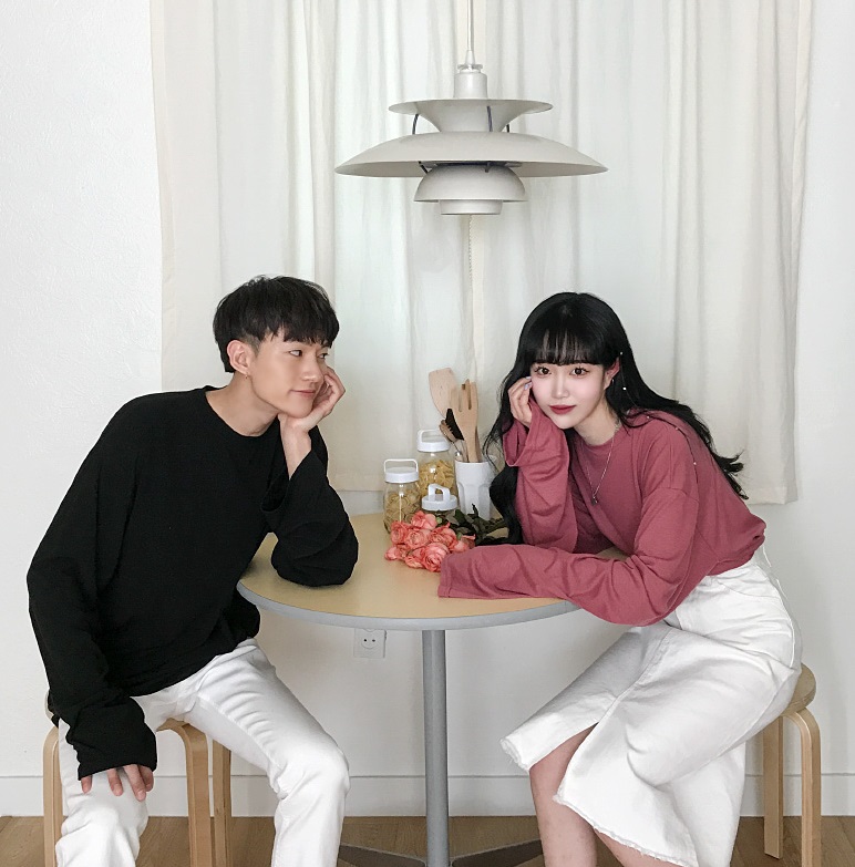 #上課偷喵他:
這招可就是比較明顯的招數啦~如果你希望讓對方知道你對他有感覺,但是又不想要太過火,那上課的時候可以試著偷看他,讓他感覺到身後有股炙熱的光線XDDD這時轉過來看到你在看他,對方一定內心一堆問號,開始猜測你對他是不是有意思,說不定會讓對方也開始對你有好感喔~(但看太多次有點像變態XDD自己要拿捏啊)