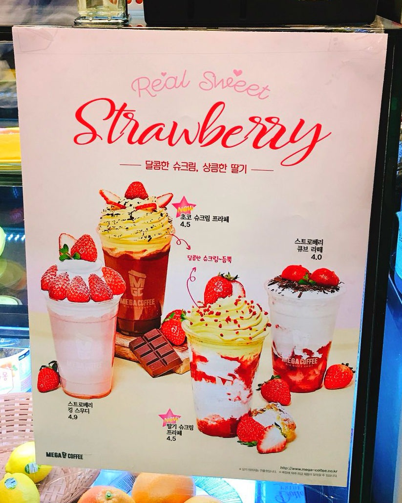 #草莓季商品人氣爆表
最近正巧碰上MEGA推出草莓季系列商品,不管是想要搭配濃濃奶油,或是甜蜜巧克力,亦或是想要大口大口吃草莓,MEGA都能夠滿足你。