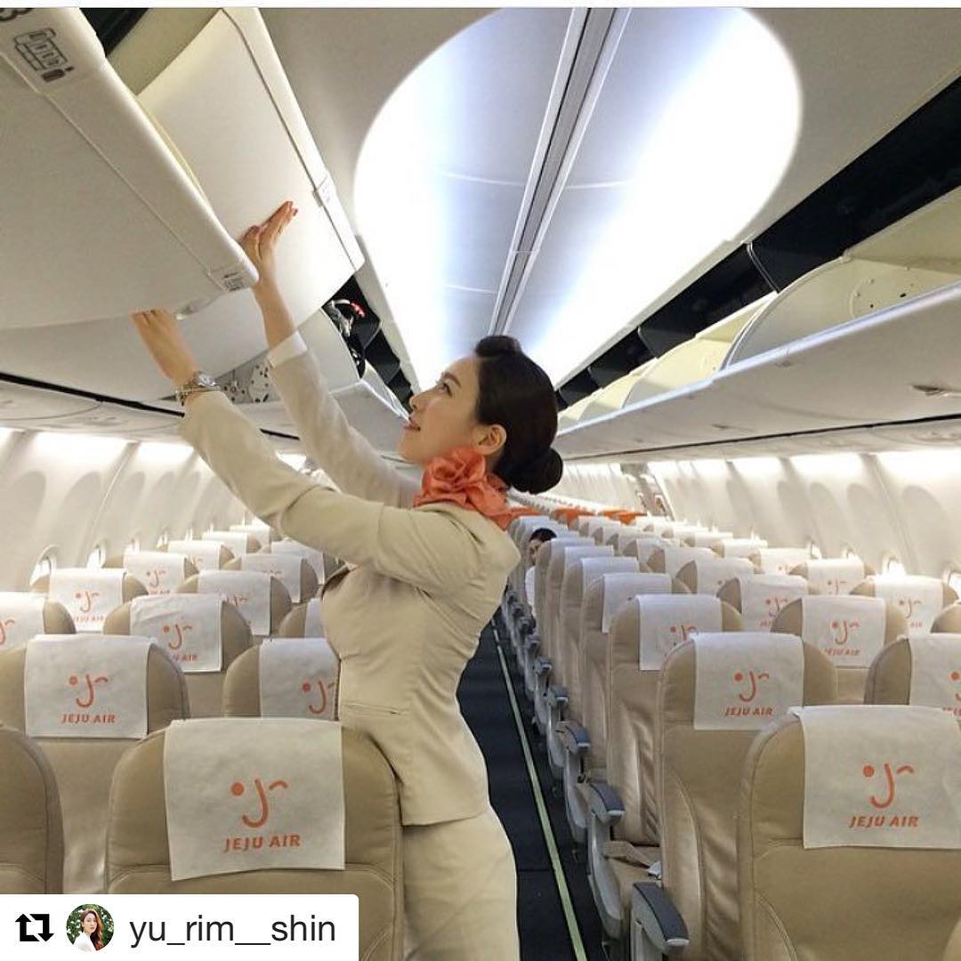 *空姐
到國外旅遊越來越便宜,航空公司也早就比幾年前還要多出好幾倍,空服員的競爭雖然依舊搶手,但就業機會確實比以前還要多出很多,就連不是本科系的學生也都可以跨行報考!