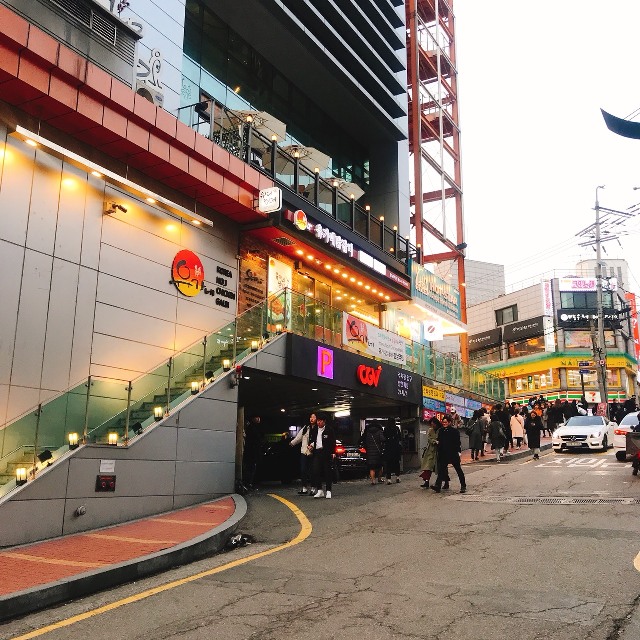 首爾高級購物區-江南,是來到韓國不可錯過的景點,韓妞通常逛累了就會到咖啡廳休憩,尤其是地鐵站不遠的咖啡街,從江南站10號或是11號出口步行約5分看到CGV彎入即是。