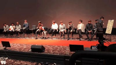 圓佑首先在旁邊說:「WOOZI的椅子會不會調得太高了?」
而隊長S.coups也在最左邊學WOOZI下椅子的方式,明明是大哥卻超像小朋友的啊!