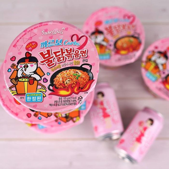 去年年底推出的限定版「粉紅起司白醬辣雞麵」光是包裝就擄獲了很多少女心XD粉嫩的外包裝加上新口味,起司粉跟白醬粉可以降低辣雞麵的辣度,即使不吃辣的朋友也會超愛~~