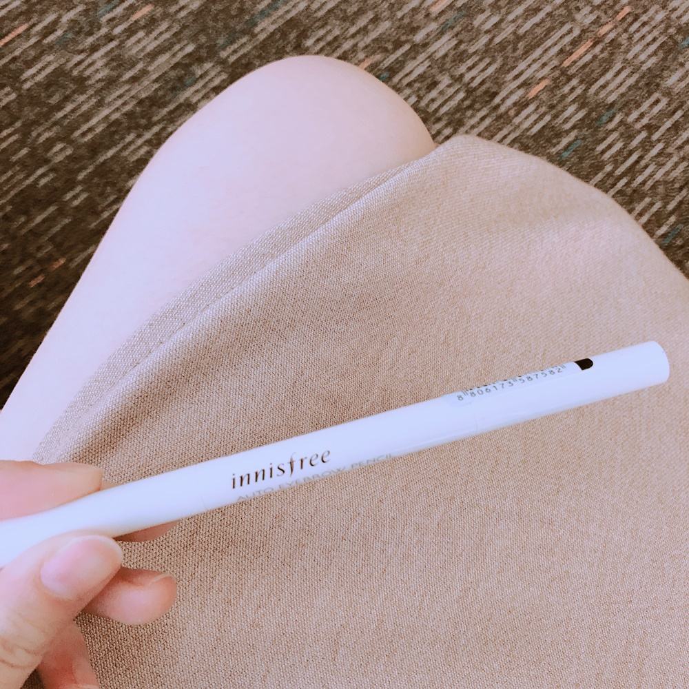 ♥innisfree眉筆♥
innisfree家的東西一直都是在口碑之上,但要說到眉筆,可是用過的人都會囤貨的狀態啊!筆芯軟硬度適中,好畫不卡卡,附上筆刷可以暈染,能畫出自然流利的眉型。