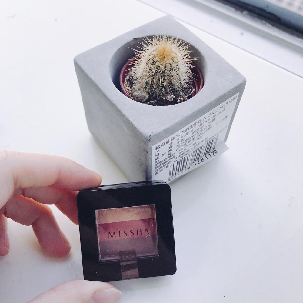 ♥MISSHA眼影♥
說到MISSHA一定會想到他們家的三色眼影啦~利用指腹就可以完成,不需刷具、不用其他雜奇雜八的道具就能畫出完美的眼影,這款可是偽少女每次送人都獲得高評價的單品呢~