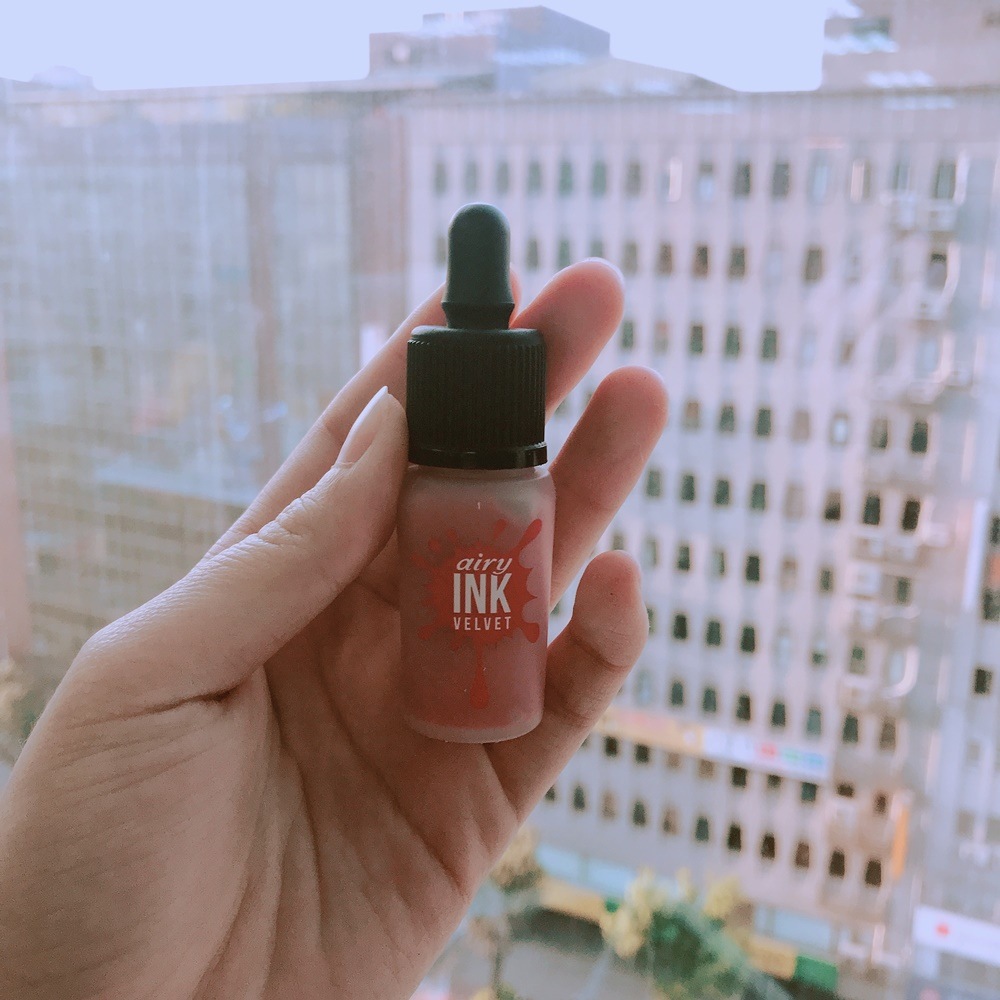♥peripera口紅♥
說了N百次的這款口紅,在韓國評價真的很高,10個女生可能就有8個都有用過,色系多、顯色力好又便宜,沒有什麼好挑剔的啊!就連持久力都很棒,想雞蛋裡挑骨頭都很難啊TT