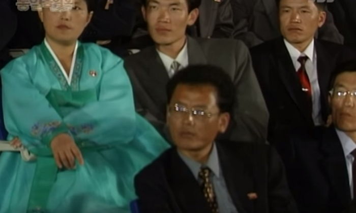 就是這樣著面無表情毫無笑容....
但是幸好最後表演完的時候,大家至少還會拍一下手!
不少南韓網友就留言說「因為只要拍到露出笑容的話,他們節目結束後,可能就會被抓走了...」
真的很心酸啊...連看表演時表情都要做管理