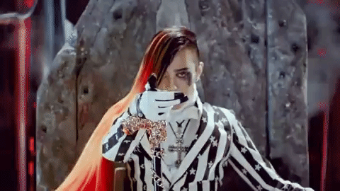 #BIGBANG - Fantastic Baby
BIGBANG被美國時代雜誌譽為「全球最具影響力的男子組合」,在全球的人氣絕對不在話下,<Fantastic Baby>可以說是他們最紅的一首歌。GD、太陽、大聲在今年相繼入伍,對於將有的演藝空白期而感到遺憾的VIP們特別準備的單曲<花路>也在近期發行了,歌詞裡寫著「等花開的時候一定要再見面」跟粉絲們做了約定,真的好暖阿~小編一定會等他們回來的!