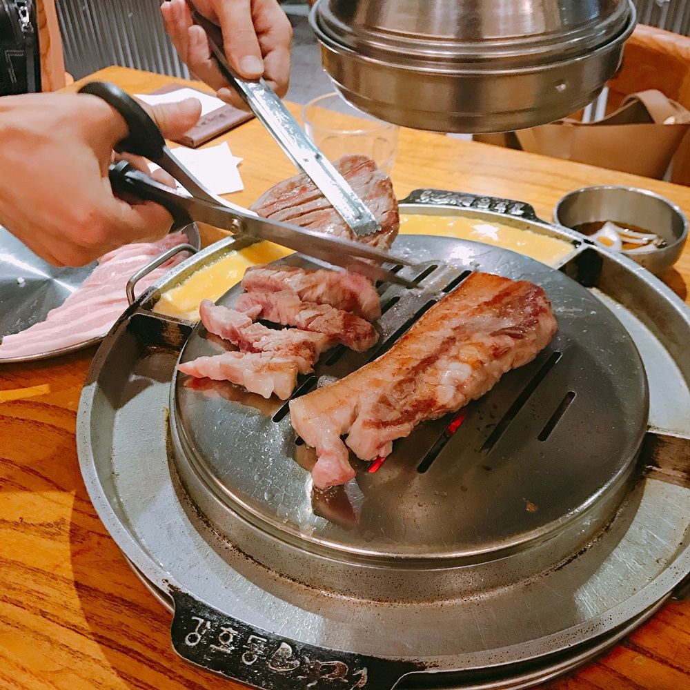 △姜虎東烤肉:
韓國烤肉滿街都是,但是第一次很多人都是直接先吃姜虎東烤肉呢~當然除了語言上比較沒有太大的問題之外,肉質也很讚,吃起來好吃啊!不過現在就算不用去韓國,在台灣也有了XDDD
