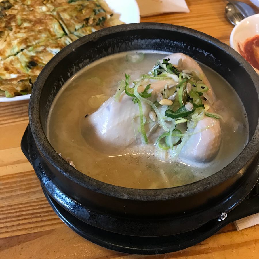 △土俗村蔘雞湯:
去完景福宮、穿完韓服,就要試試看大排長龍的土俗村蔘雞湯啦!擁有濃濃的酒香,配上燉得軟爛的人蔘雞,吃起來美味100分!