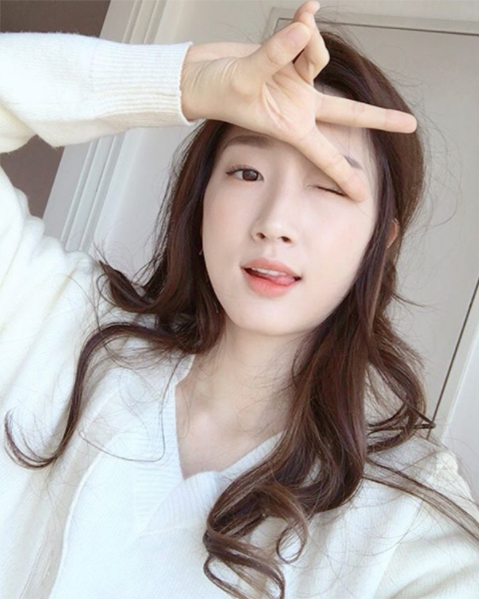 韓國美妝YOUTUBER:BAMBIGIRL
Bambigirl的杏桃眼是她最大的特色,而她的韓系妝容中卻不失自己獨特的個性,在她的妝容教學中,光澤感和修容都是她很強調的重點,加上簡單容易的上妝步驟,解決不少初入門的美妝新手的困難,除了美妝,Bambigirl也有拍攝髮型教學,淺顯易懂的步驟讓手殘女也能成功化身為仙氣女神~