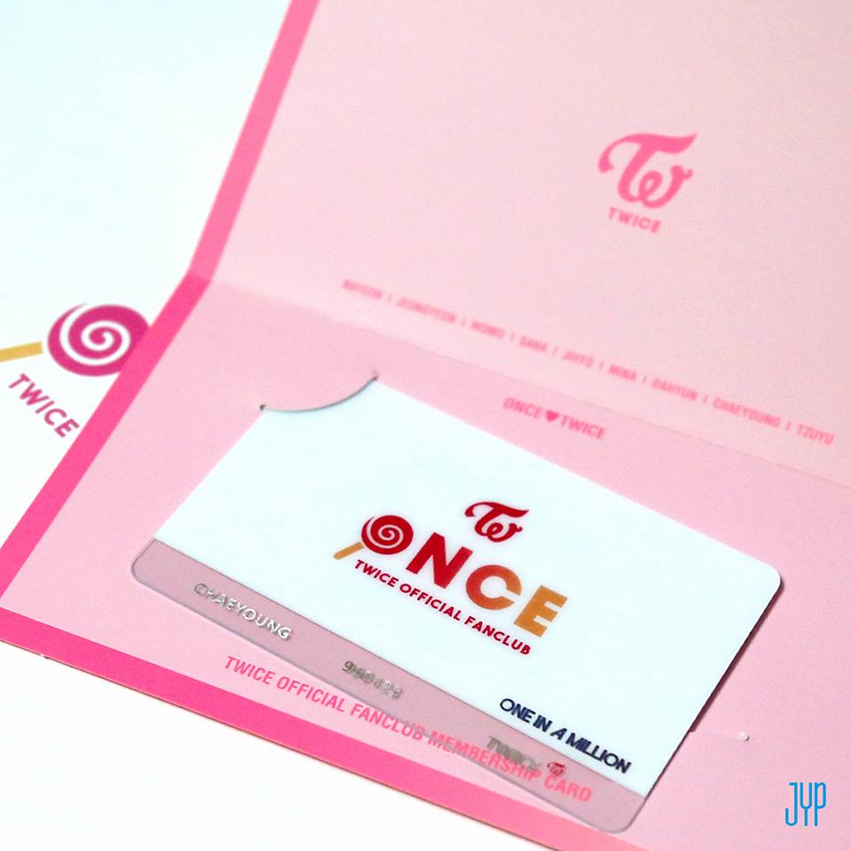 再來你要擁有官方粉絲 ONCE一期會員的身分,以及TWICE的代表Candy應援手燈。好...到這裡應該有不少人合格吧?最大難關在後面...