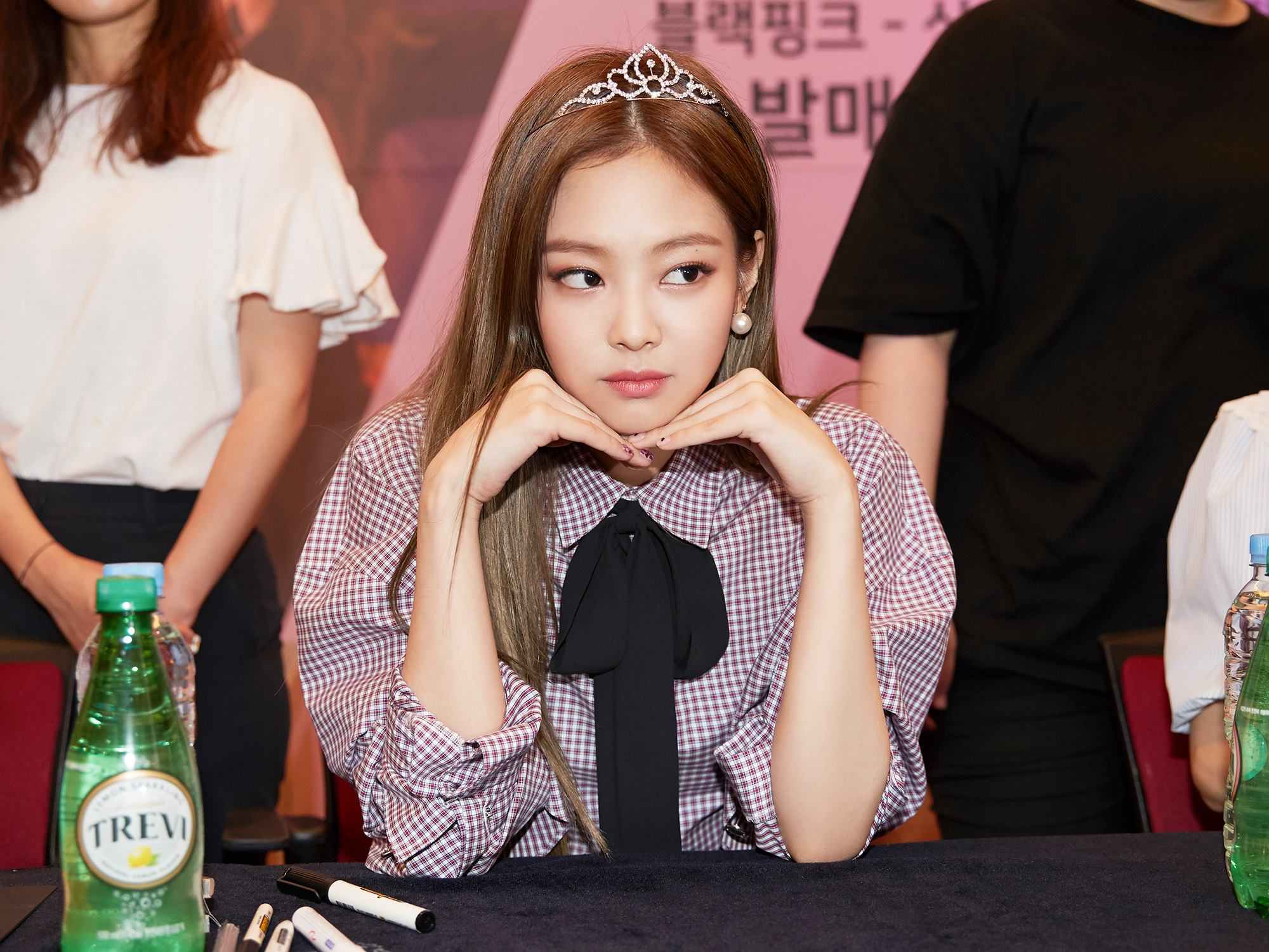 Irene:「之後我們還一起吃飯了,但因為行程很忙碌,所以不能常常見面...不過偶爾會聯繫,加上運動的地方一樣,所以可以在健身房見到面。」兩個人見面的時候,那個地方應該會發光吧~
因為兩個人都太漂亮了XD