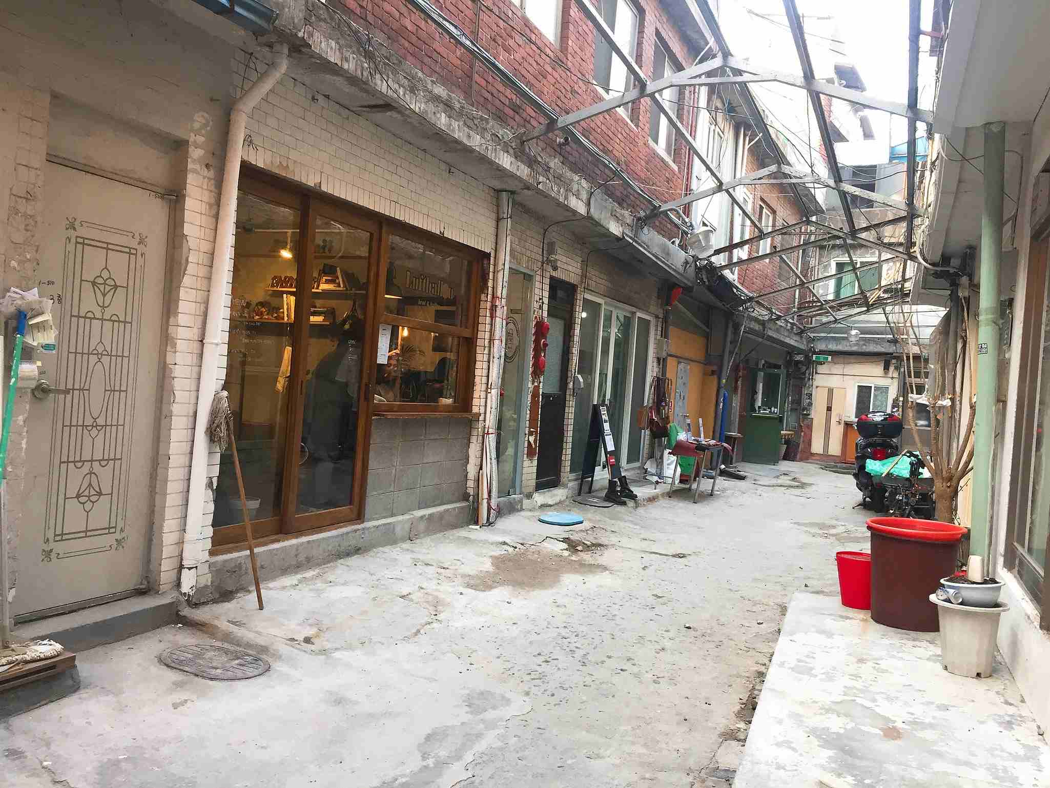 不過最有特色的莫過於巷子裡的「新興市場(신흥시장)」。新興市場是以前解放村的中心商業空間,雖然現在市場裡已經沒什麼店家,但是咖啡店卻一間一間在營運,客人也是絡繹不絕,真的太酷啦!