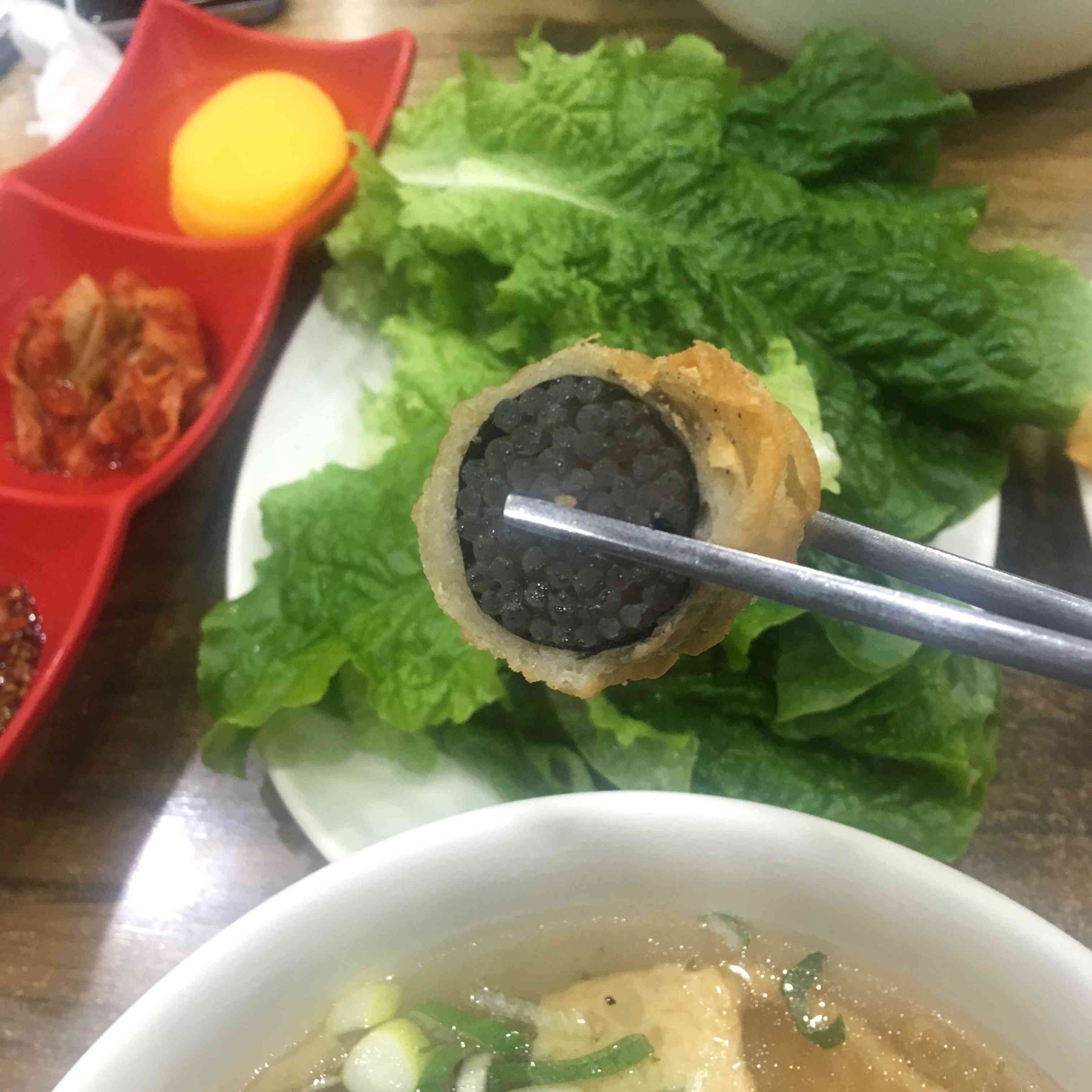 對韓國不陌生的粉絲們應該知道,韓國街頭常能看到「帳篷馬車(포장마차)」吧!
賣的不外乎是辣炒年糕、魚板、烤肉串等小吃,其中還有一種常見的就是各式炸物(튀김)!