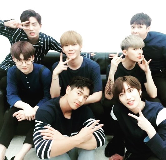 這個人就是MADTOWN(現已解散)的成員H.O~
MADTOWN在去年因所屬社CEO遭逮捕,公司無法運作,向法院申請合約終止獲准後解散,前陣子因有成員參加<THE UNIT>表現亮眼而再次受到矚目!