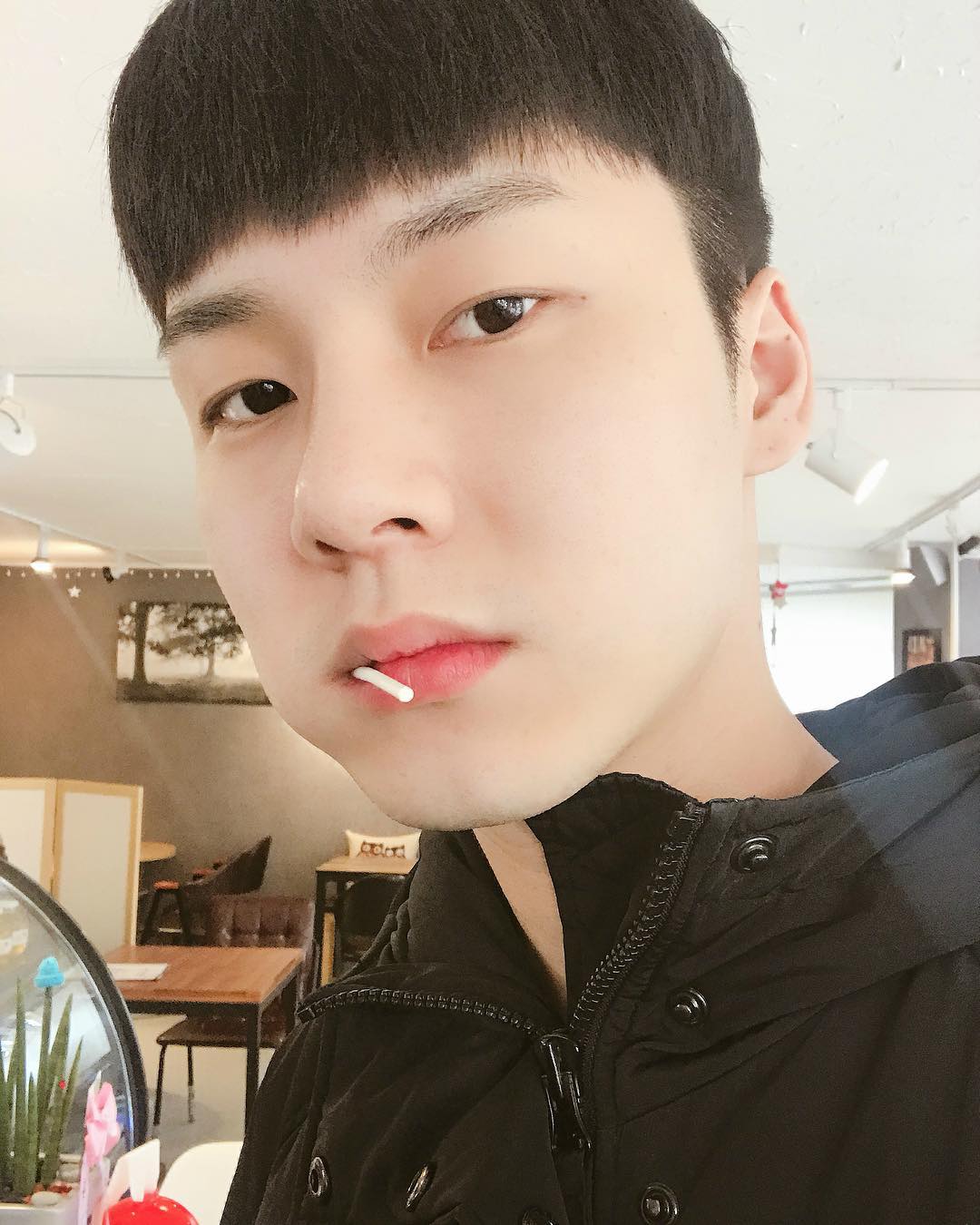 H.O還有特別提到Music Bank的彩排時間是在早上五點,前一天的行程可能十點、十一點才結束,隔天早上五點又要跑Music Bank的彩排,都無法好好休息ㅠㅠ