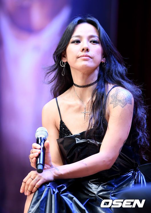李孝利-Diamond
靈感來源:慰安婦老奶奶們
李孝利曾在接受訪問時提到《Diamond》,是想著被當成慰安婦的受害者老奶奶們,和與大企業抗衡的老百姓所創作出的歌曲,是想要獻給她們的一首歌。
李孝利真的是一個很暖心的人啊ㅠㅠ