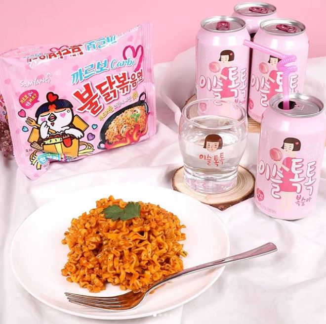 而且,每一秒賣出五包的”莫札瑞拉起司白醬辣雞麵”正式成為三養推出的常規產品!! 它本來只售賣到這個月底,但因為人氣太高,變成了一般商品,不再是限定版啦!!