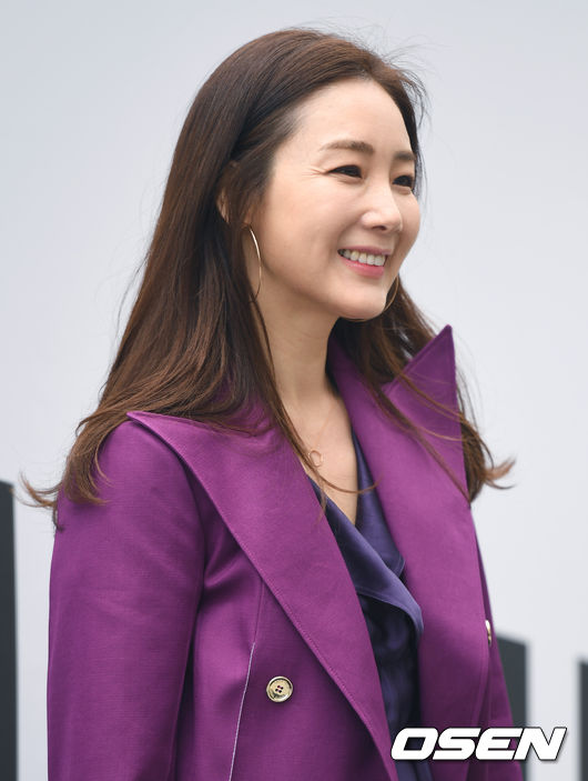 而原本崔智友打算在婚禮結束後,再公開手寫信向粉絲公開這個好消息,但因為消息被媒體搶先曝光,所以崔智友的手寫信也提前在官咖曝光。她信中提到和對方一起努力生活,更約定會並此尊重,打造溫暖的家庭,字句誠懇感人
