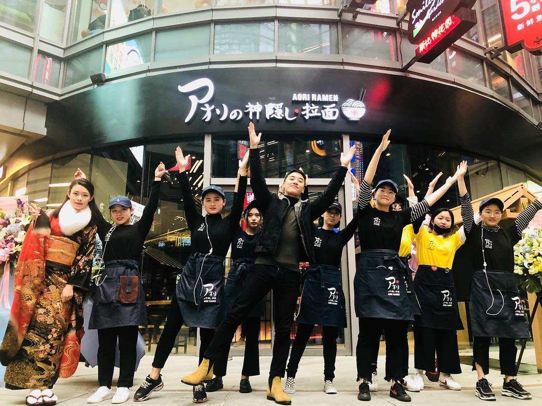# BIGBANG - 勝利 (拉麵店)
事業做很大的BIGBANG勝利,在節目《我獨自生活》中展現出企業家的一面,也讓人再次見識到勝利有多忙(笑XD),吃過勝利拉麵的網友都表示味道一點都不輸日本!
