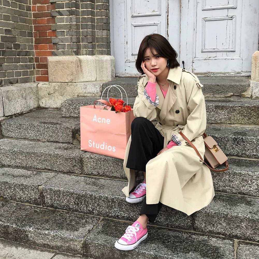 ②坐在樓梯上:
家裡難免都會有樓梯吧?坐在樓梯拍照,配上樓梯的陽光,其實拍出來會很有復古的感覺。就算家裡沒有樓梯,隨便走走也有啊~而且坐在樓梯上可以利用視覺的差異,把腿伸直,看起來更長呢!