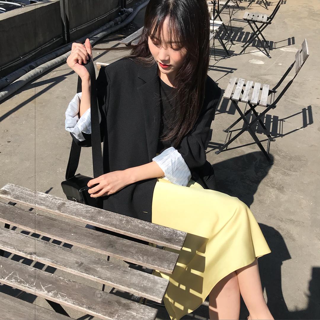 ③坐在咖啡廳的椅子上
咖啡廳是個非常好拍照的地方,不在乎你的身材、你的外表,只需要有漂亮的背景就可以完成,這也是拍出騙人照的好方法喔!