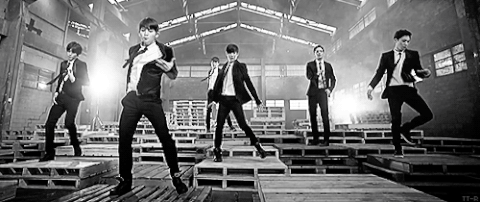 那就是TEENTOP!想當年小編我也是被天地迷的不要不要的呢XD
(小編一直覺得TEENTOP沒有紅起來很可惜阿ㅠㅠ)
當然不能只提到男團啦~最近因為刀群舞而大紅的女團,絕對非GFRIEND莫屬!
