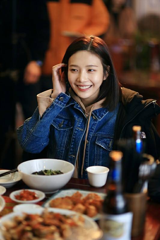 因為成員Joy拍攝的電視劇《偉大的誘惑者》「只要女主角缺席就會開天窗」,所以無法放行,導致Red Velvet五缺一,不僅缺席這樣的盛事Joy本人可能很遺憾