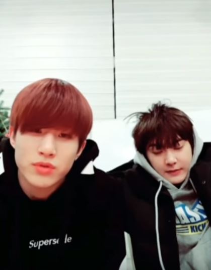 像是之前ASTRO 成員開VLIVE時,JIN JIN像粉絲推薦了他近期的愛歌nafla的《花》,並提及了幾句歌詞,只是有網友在去搜尋整首歌的歌詞,卻發現歌詞則是充滿的「仇女氣息」啊...