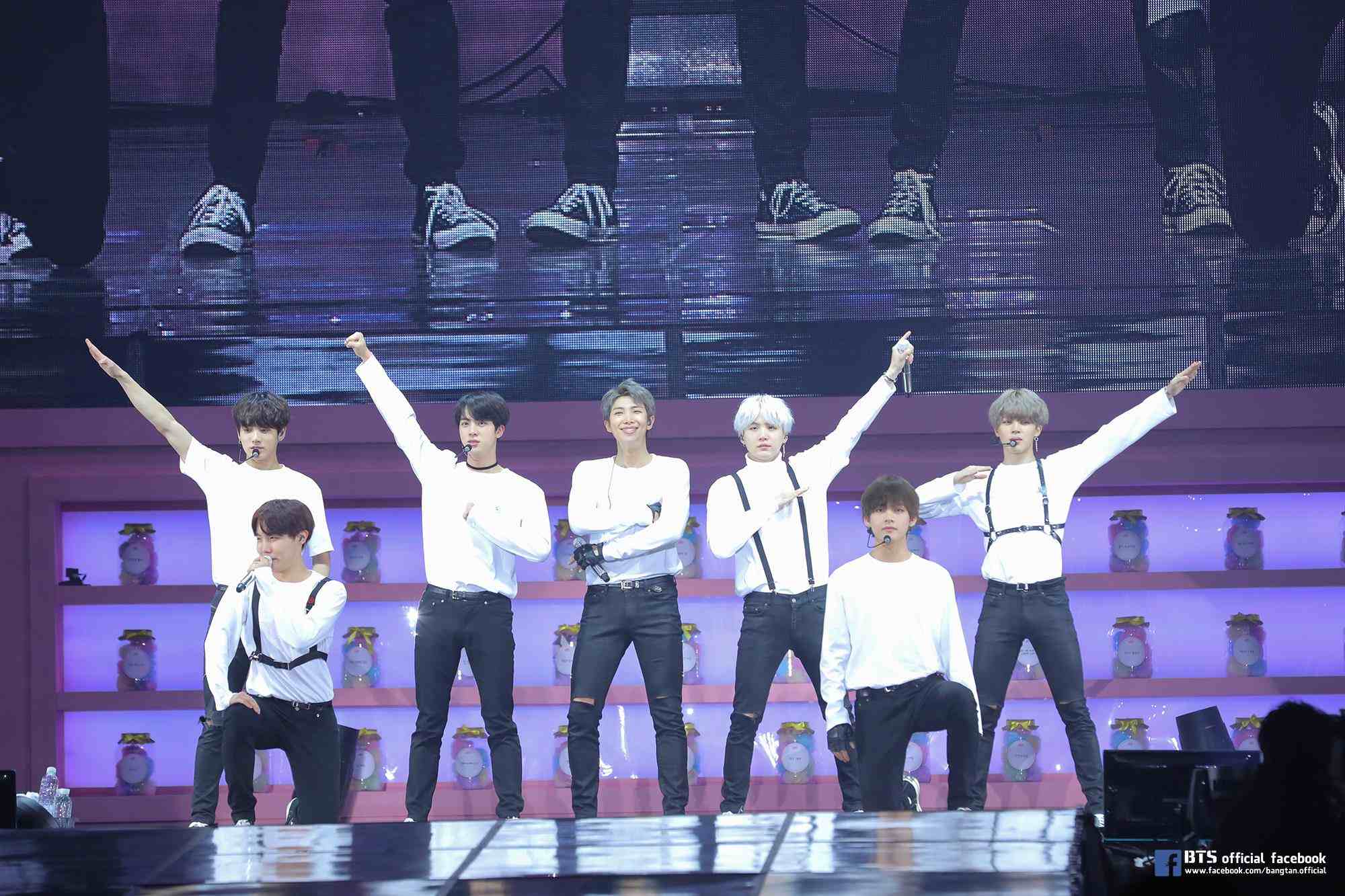 #BTS
人稱「世界彈」的BTS 人氣就不用小編我多說了XD
阿米們的強大絕對也是造成BTS今天成就的最大功臣啦!
但忙碌的行程實在是讓成員們吃不消,希望他們能夠好好休息阿!