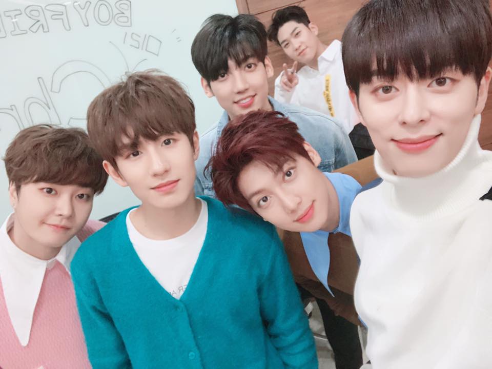 #BOYFRIEND
出道時挾著SISTAR師弟的光環,以清新的小男友形象在當時也小有名氣,但後來專注在日本發展,反而錯失了在韓國深耕的機會ㅠㅠ
近期則因為成員參加偶像再造節目《THE UNIT》而造成話題,隊長東玄則是很可惜的以第12名落選最終出道名單...
不管如何還是希望小男友們能繼續向上發展阿!
