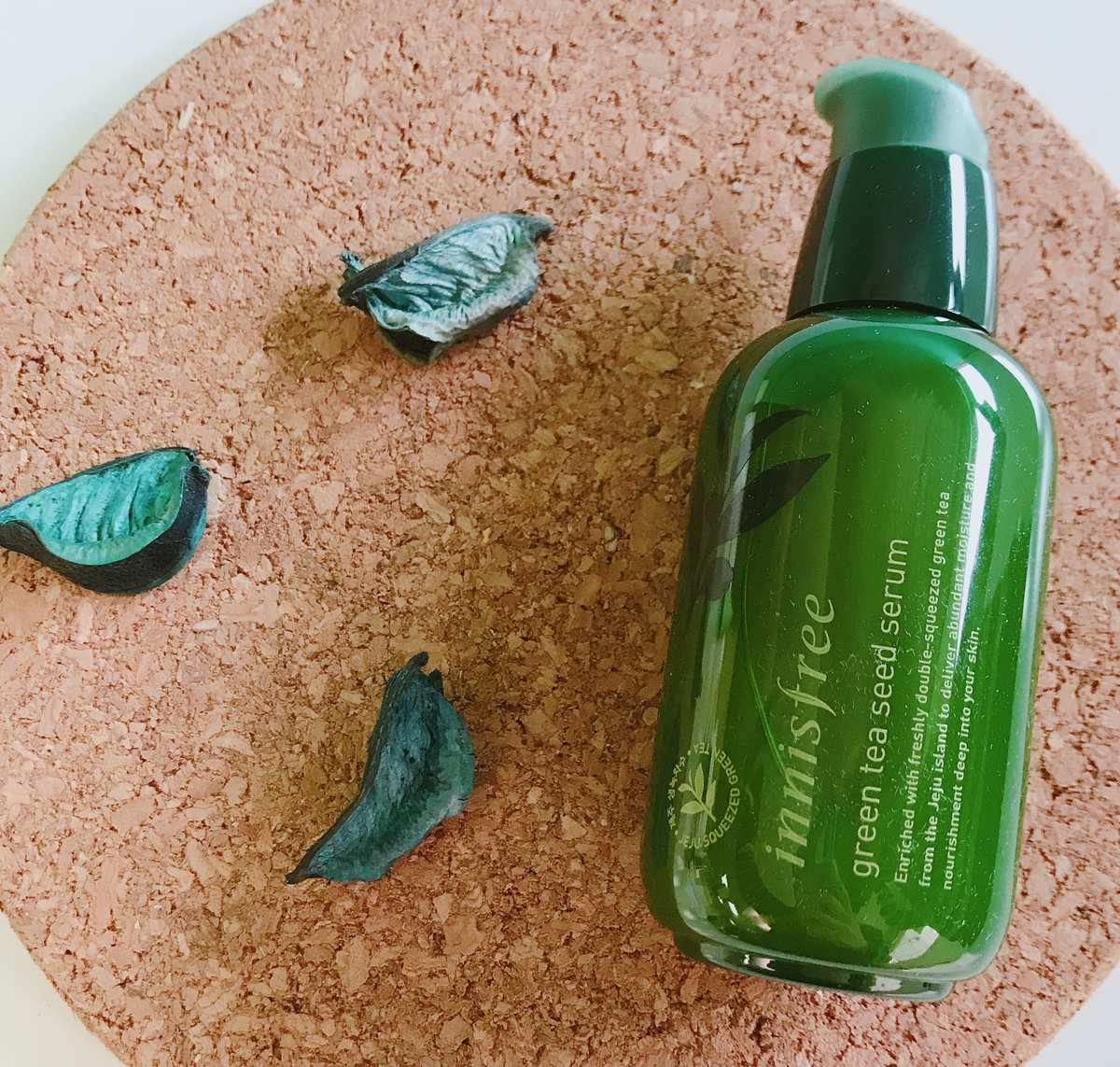 再來就是這瓶經典到不行的綠茶籽保濕精華(80ml),根本就是集合所有綠茶系列的精髓於一身的大紅牌,添加強效鎖水保濕科技、維他命B5,可以深層鎖水,說它開通為肌膚喝飽水的任督二脈也不會誇張!