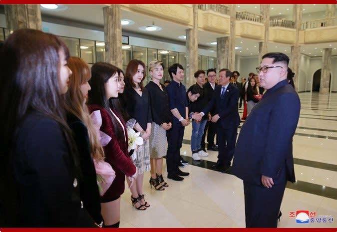 不過這次最讓人關注的還是北韓領導人金正恩與訪北藝術團藝人們的互動。
北韓領導人金正恩表示:「因為大家都很關注我會不會來看Red Velvet,所以原本預定在後天(3日的公演)才要出席,但是我將日程做了調整,改為今天出席了。」
將原本繁忙的行程做了調整,只為了來看RED VELVET,也讓人笑稱貝貝原來是「北韓PICK」