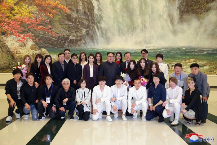不過沒想到隨著金正恩與訪北藝術團合照的公開,又有一件特別的事情受到了大眾的關注,因為RED VELVET的Irene竟然跟成員們分開,單獨站在了金正恩的身邊。
也讓韓國網友留言:
「原來金正恩是Irene的粉絲」
「兩個人的臉部大小差好大」
「Irene看起來很害怕」
「這個畫面實在太違和了...」