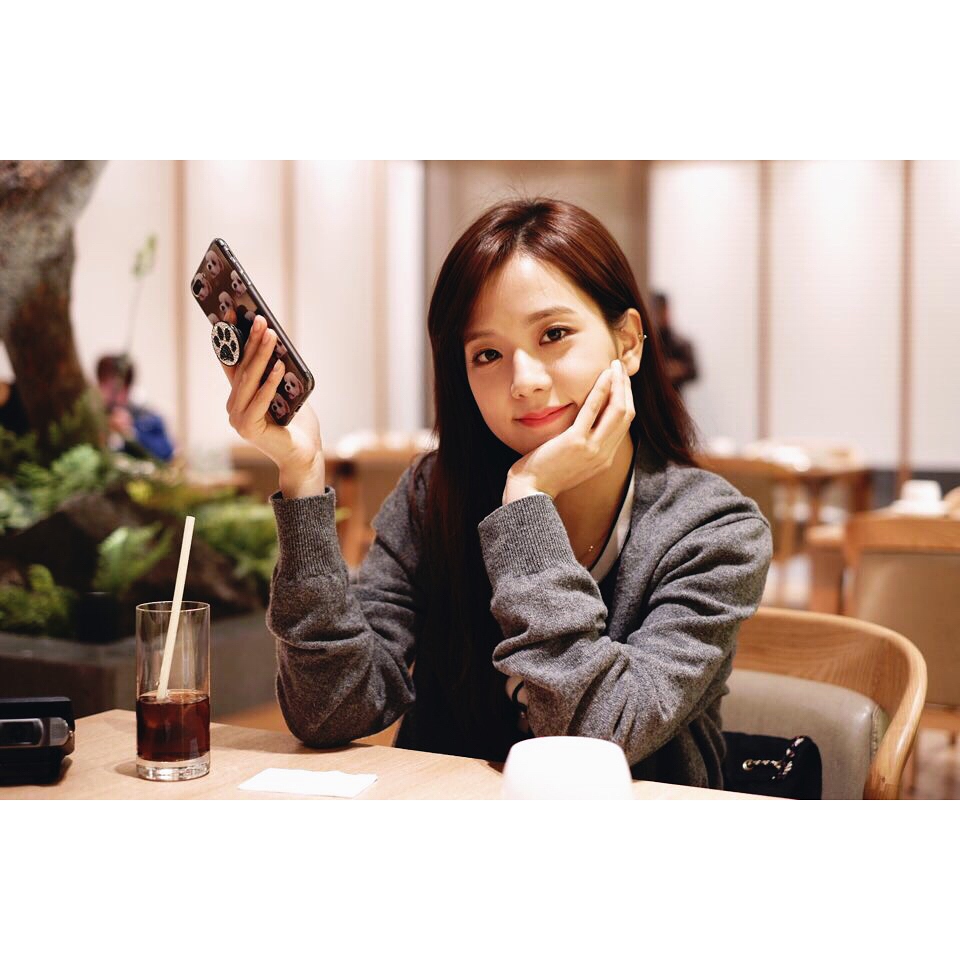 # BLACKPINK - Jisoo
Jisoo還是練習生時就相當有人氣了,還未正式出道就和許多大咖藝人合作過,也讓Jisoo成為相當有知名度的練習生之一,另外Jisoo的美貌也是SM都想要的(笑XDDD)