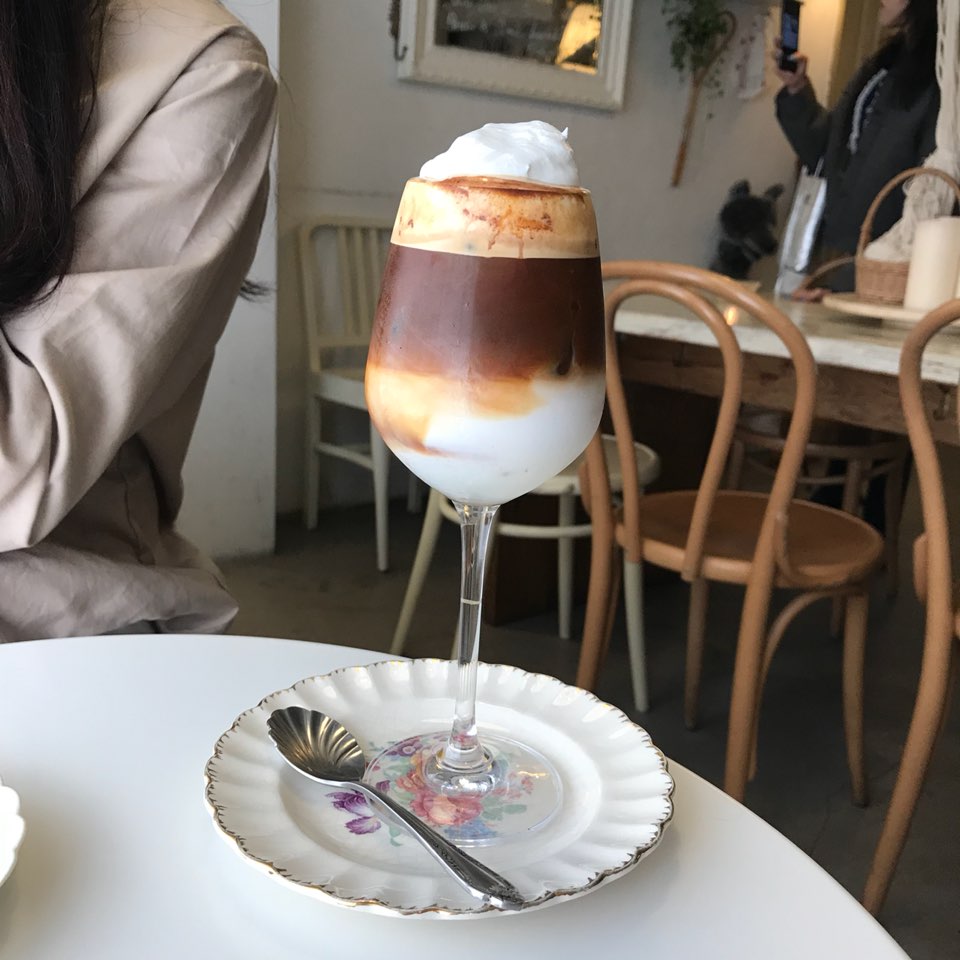 飲料當然也要點一下人氣NO.1的鮮奶油拿鐵,咖啡配上滿滿的鮮奶油 可以先不要攪拌 先嚐嚐奶油的口感 之後再把底下的奶油一起攪拌~喝到咖啡的香味再加上鮮奶油淡淡的香甜味