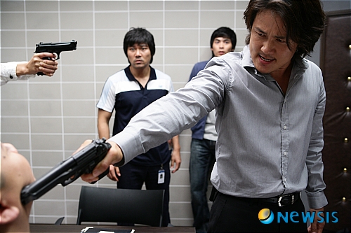 2) 至尊派殺人事件
1993年至1994年期間發生,殺害手法非常殘忍,更有加害人表示有吃到受害者一部份的屍體... 6名被告在1994年10月31日被判死刑。