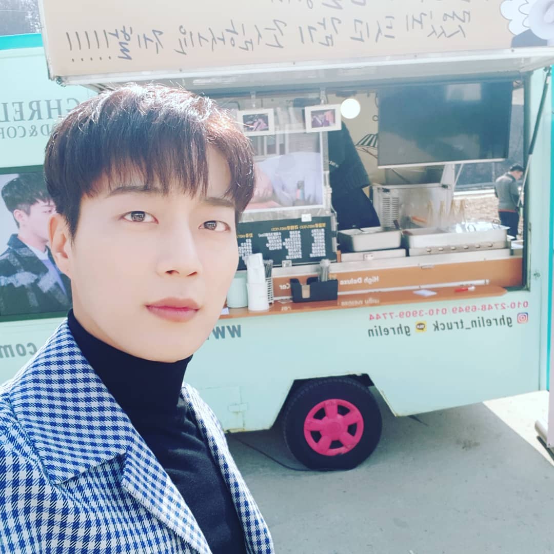 #Highlight - 斗俊
上個月才剛結束新劇《Radio Romance》的斗俊也迎來三字頭的年紀了阿!小編有種就算到了四十歲斗俊還是會長這樣的想法XD
另外賢勝跟龍俊亨也跟斗俊同年出生喔~