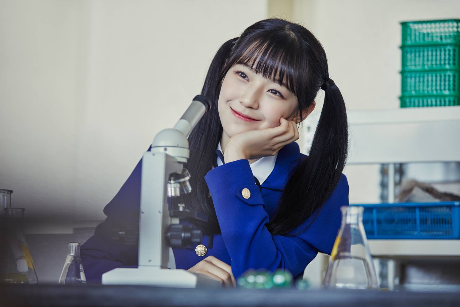 今年才14歲的白智憲是fromis_9中年紀最小的成員,除了可愛的外型讓她獲得高票出道,最近她的爸媽年齡公開,竟然和「Rain和金泰熙」的組合一樣XDDD,在感嘆她年紀小小出道的同時,也感受到偶像世代的交替