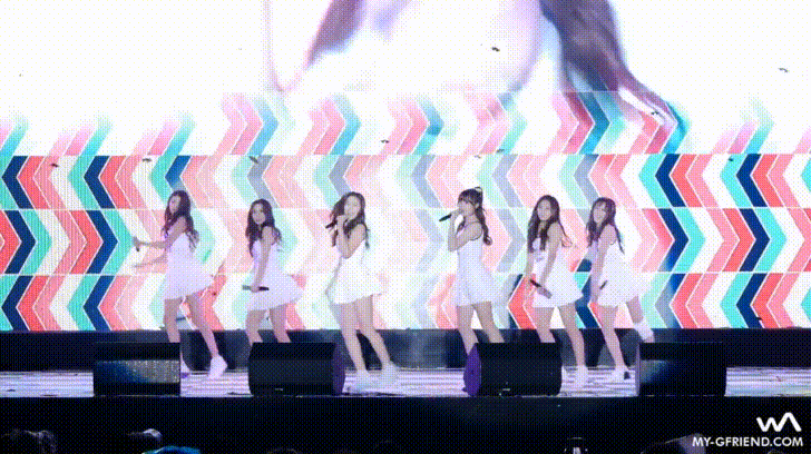 其中最有名的就是GFRIEND,但是更慘的是GFRIEND是在正式表演的時候跌倒...不過跌倒之後爬起來繼續敬業的微笑跳舞的模樣,也讓GFRIEND因為那次的「跌倒事件」迅速走紅...