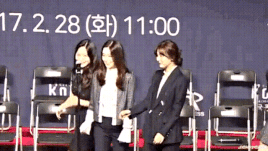 今天韓國媒體就採訪這次同行前往北韓的歌手崔珍熙(音譯),解釋了Irene站在金正恩身旁的始末,竟然只是因為Irene一下沒有選好位子而已。崔珍熙解釋當天握手完之後,金正恩臨時提議「那我們就一起來合照吧」