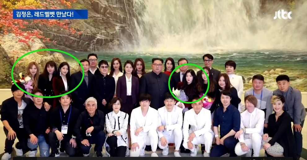 沒想到妹妹們一個箭步往旁邊站,Irene就隨著人潮自然而然的站在了金正恩旁邊,看到Irene刻意往旁邊側的照片,她應該在一回神發現自己竟然站到了金正恩身旁時,也很傻眼吧XDDD