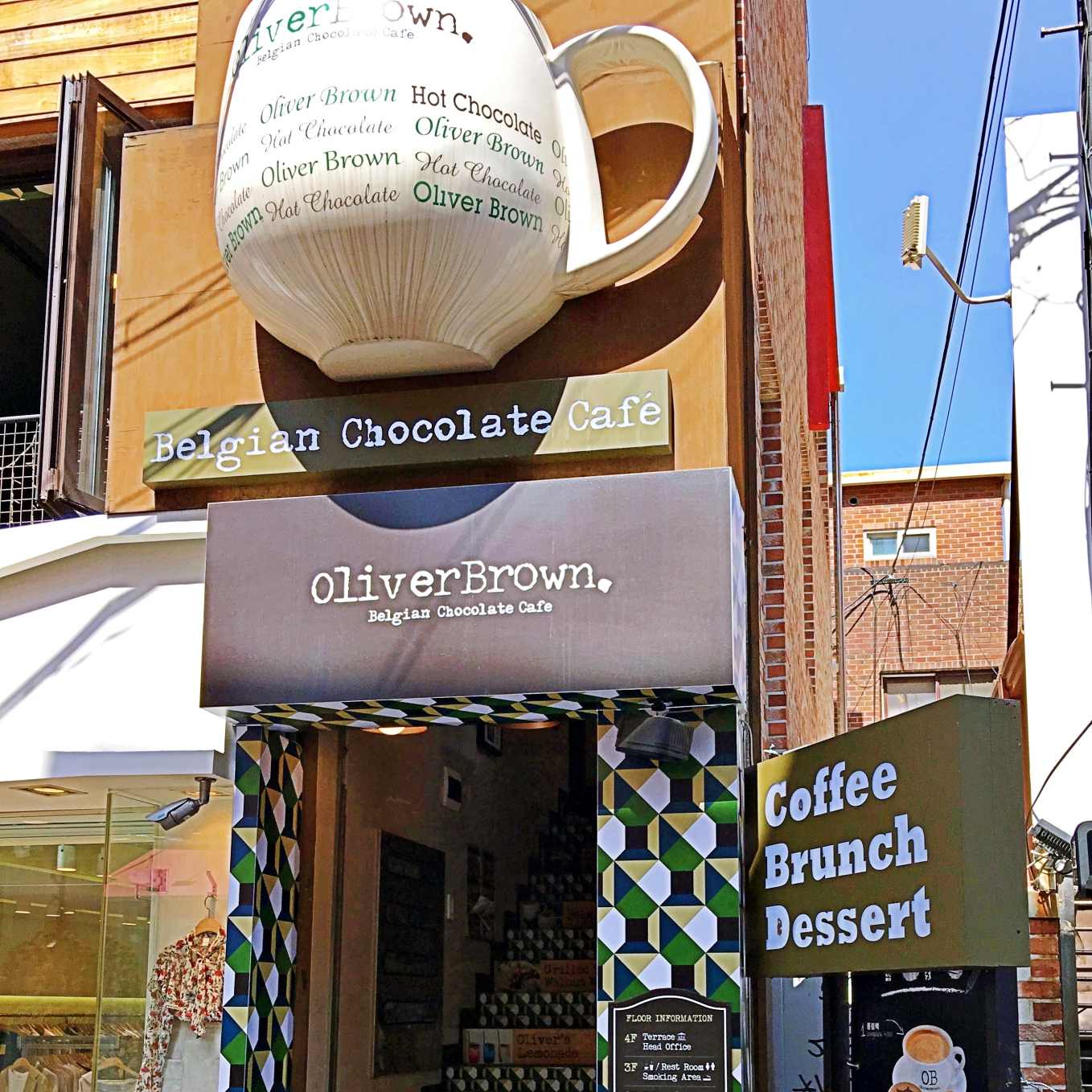 這間位在弘大著名西班牙吉拿棒Churros斜對面的咖啡廳 Oliver Brown, Belgian Chocolate cafe 是來自澳洲的巧克力甜點連鎖品牌咖啡店。