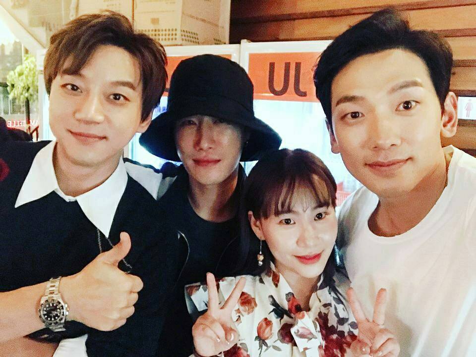 《The Unit》的導師群包括:
主持及導師:Rain
歌唱導師:黃致列、趙賢雅(Urban Zakapa)
舞蹈導師:泰民(SHINee)、泫雅
饒舌導師:San E
舞蹈指導:金花英、鄭成卓、金勇德
但在近日傳出歌唱導師趙賢雅與學員的戀愛說...