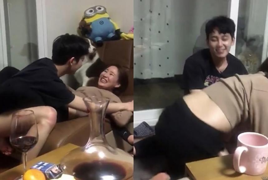 其中趙賢雅被蔡晉壓著,趙賢雅似乎只穿著短褲,而蔡晉則疑似只穿著內褲,引起韓網友的熱烈討論,也讓兩人的戀愛說炒得沸沸揚揚...
(這種照片真的很容易讓人誤會阿...)
