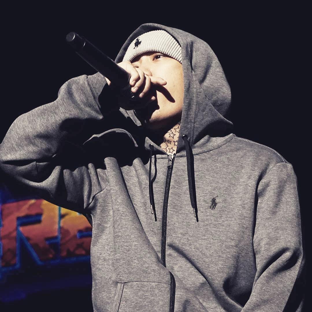不過最厲害的應該是這位韓國饒舌歌手及音樂製作人——DOK2!
他純粹靠著自己的音樂賺來的錢,就能過著奢侈的生活了XD
另外,DOK2還有「白手起家的標誌」之稱~